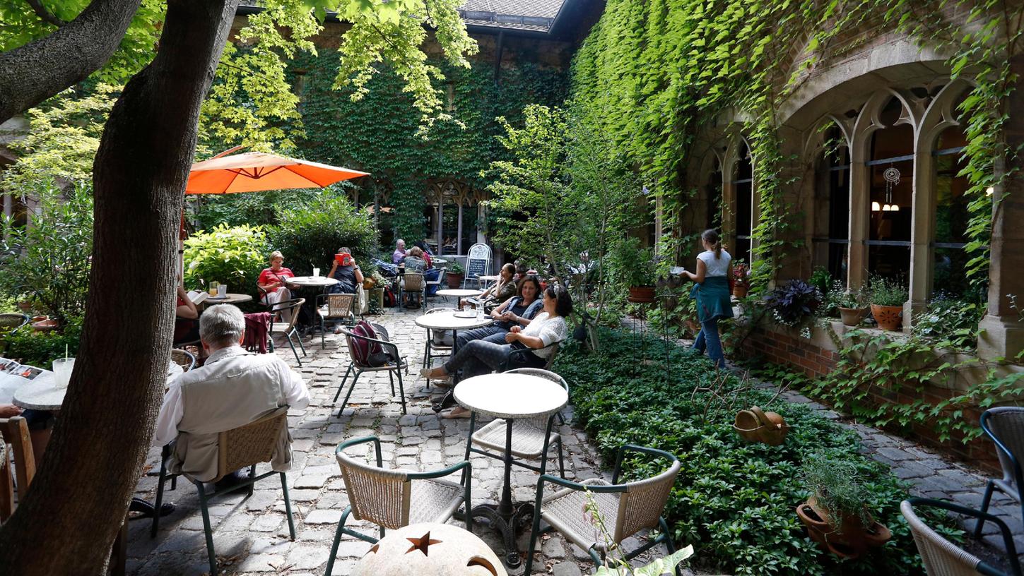 Im Frühjahr kehrte mit Abel Gebredingl wieder Leben in das Café mit Garten ein.
