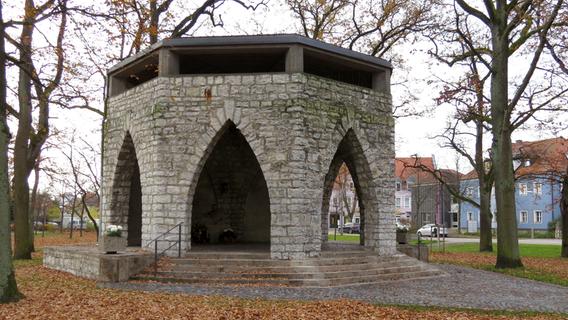 Stadt Neumarkt lädt Bevölkerung zur Teilnahme am Kriegerdenkmal im Eichelgarten ein