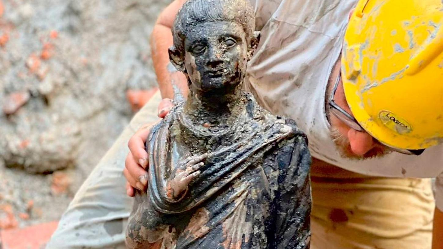 Eine der 24 Bronzestatuen, die in der Toskana gefunden wurden.