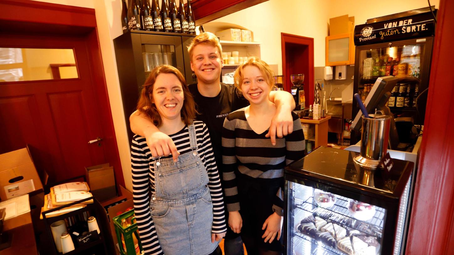 Mit dem Foodtruck "Kleiner Veganer" brachten Myrna und Nora Benfer vegane Burger und Bowls auf die Straße. Jetzt sind die Geschwister mit ihrem Café "Pure Food" in Nürnberg sesshaft geworden – neu mit an Bord ist ihr Bruder David.