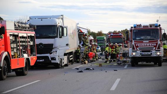 Schwerer Unfall auf A9: Lkw-Fahrer schwebt in Lebensgefahr - Gaffer filmt das Geschehen