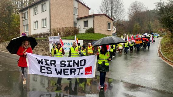 Sana-Mitarbeiter fordern 150 Euro und acht Prozent mehr Lohn