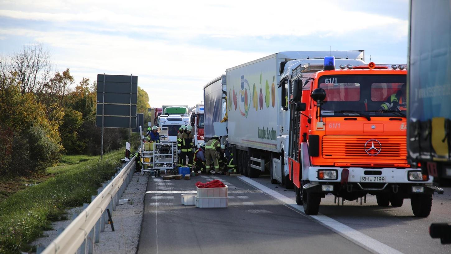 Bei einem schweren Verkehrsunfall mit drei Lkw auf der A9 wurde ein Kraftfahrer lebensgefährlich verletzt.
