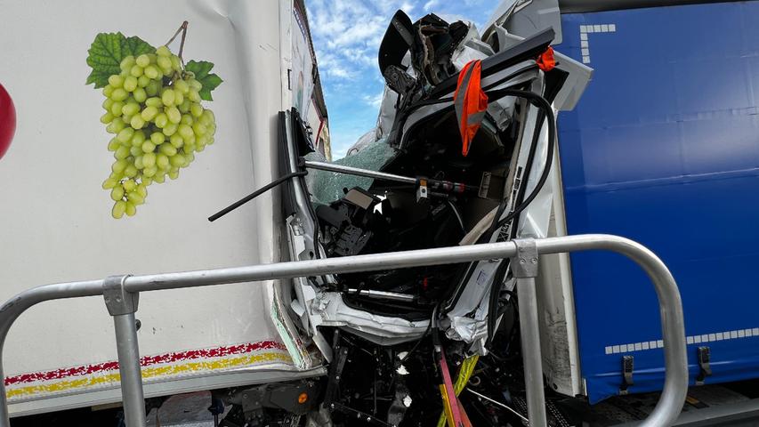 Lkw fahren auf A9 ineinander: Führerhaus stark deformiert - Mann schwebt in Lebensgefahr
