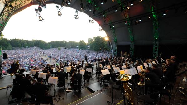 Musik-Kunst auf die Ohren und das unter freiem Himmel. Gleich an zwei lauschigen Abenden, nämlich am 30.7. und am 5.8, kann man den sanften Klängen der Symphoniker lauschen und sich von der Stimmung im Luitpoldhain berieseln lassen.
