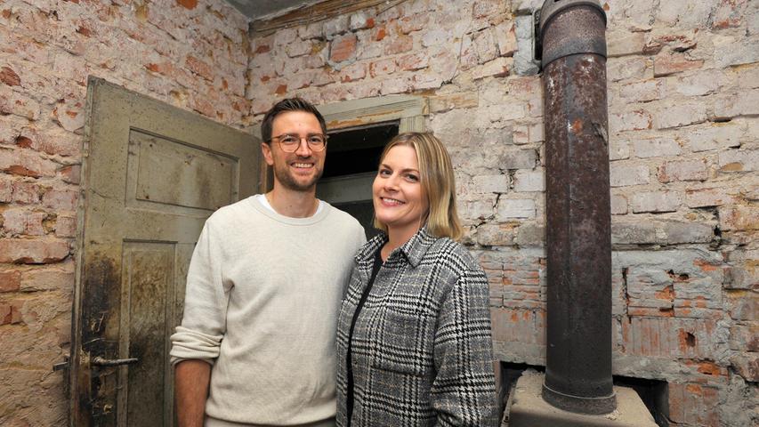 Das sind Jan (33) und Sandra Krämer (31). Das Paar steht in seinem künftigen neuen Zuhause. Einem historischen Bauernhaus in Rüssenbach, Landkreis Forchheim, Fränkische Schweiz. 