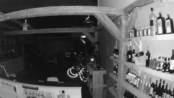 Spektakulärer Einbruch in Fahrradgeschäft: Täter kamen über das Dach und angelten Fahrräder