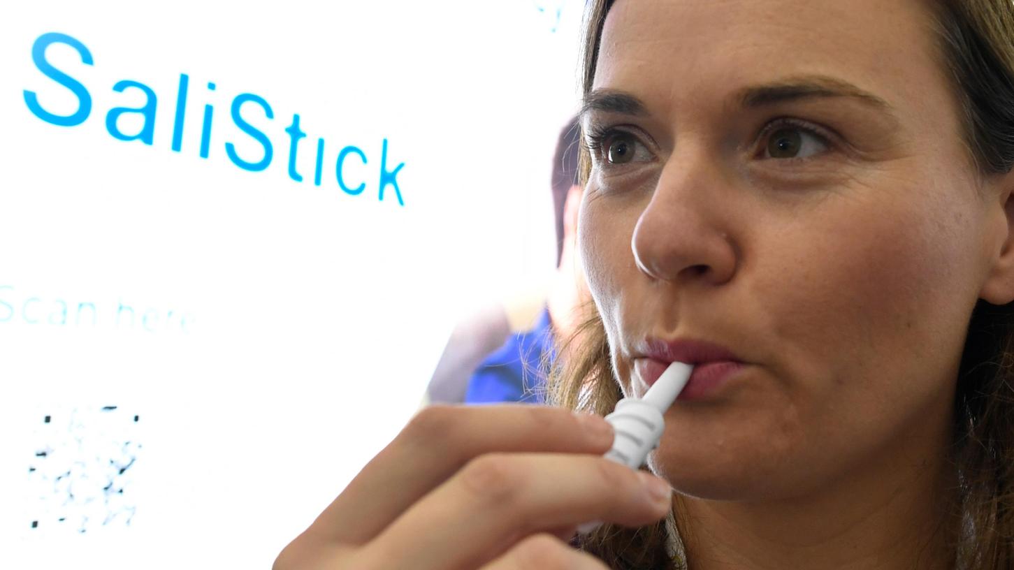 Salistick ist ein speichelbasierter Schwangerschaftsschnelltest. Salistick ist ein speichelbasierter Schwangerschaftsschnelltest.