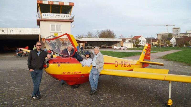 Ingrid Loichinger (im Flugzeug sitzend) mit den Fluglehrern Benjamin Knoll, Rolf Ross und Egfried Trautenberg (v. n. r.). Ingrid Loichinger (im Flugzeug sitzend) mit den Fluglehrern Benjamin Knoll, Rolf Ross und Egfried Trautenberg (v. n. r.).