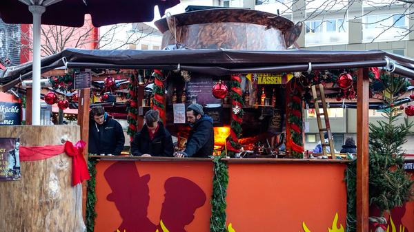 An der Fleischbrücke, unweit des Hauptmarktes, steht sie zur Vorweihnachtszeit - die größte Feuerzangenbowle der Welt. Satte 9000 Liter fasst der Kessel, aus dem das Heißgetränk in die Tassen der Besucher fließt. Die Bowle ist eine gute Alternative zum traditionellen Glühwein.