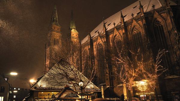 Frisch gestärkt nach dem Besuch an der FCN-Bude geht es direkt weiter: Auf dem Markt der Partnerstädte, der auf dem Rathausplatz aufgebaut ist. Dort gibt es Spezialitäten aus aller Welt. An der Bude Großbritanniens kann man zum Beispiel einen "Hot Toddy" genießen, eine heiße Mischung aus Whisky, Honig und Zitrone. Da ist es gar nicht schlecht, wenn man vorher schon was im Magen hat.