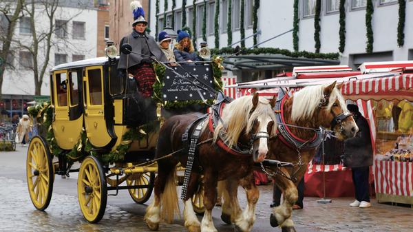 Ein besonderes Highlight ist stets eine Fahrt mit der historischen Postkutsche. Die Fahrten beginnen und enden in der Waaggasse gegenüber dem Sorat Hotel Saxx. Die Postkutsche ist täglich im Einsatz und die Klappergeräusche der Hufe erfüllen die Stadt.