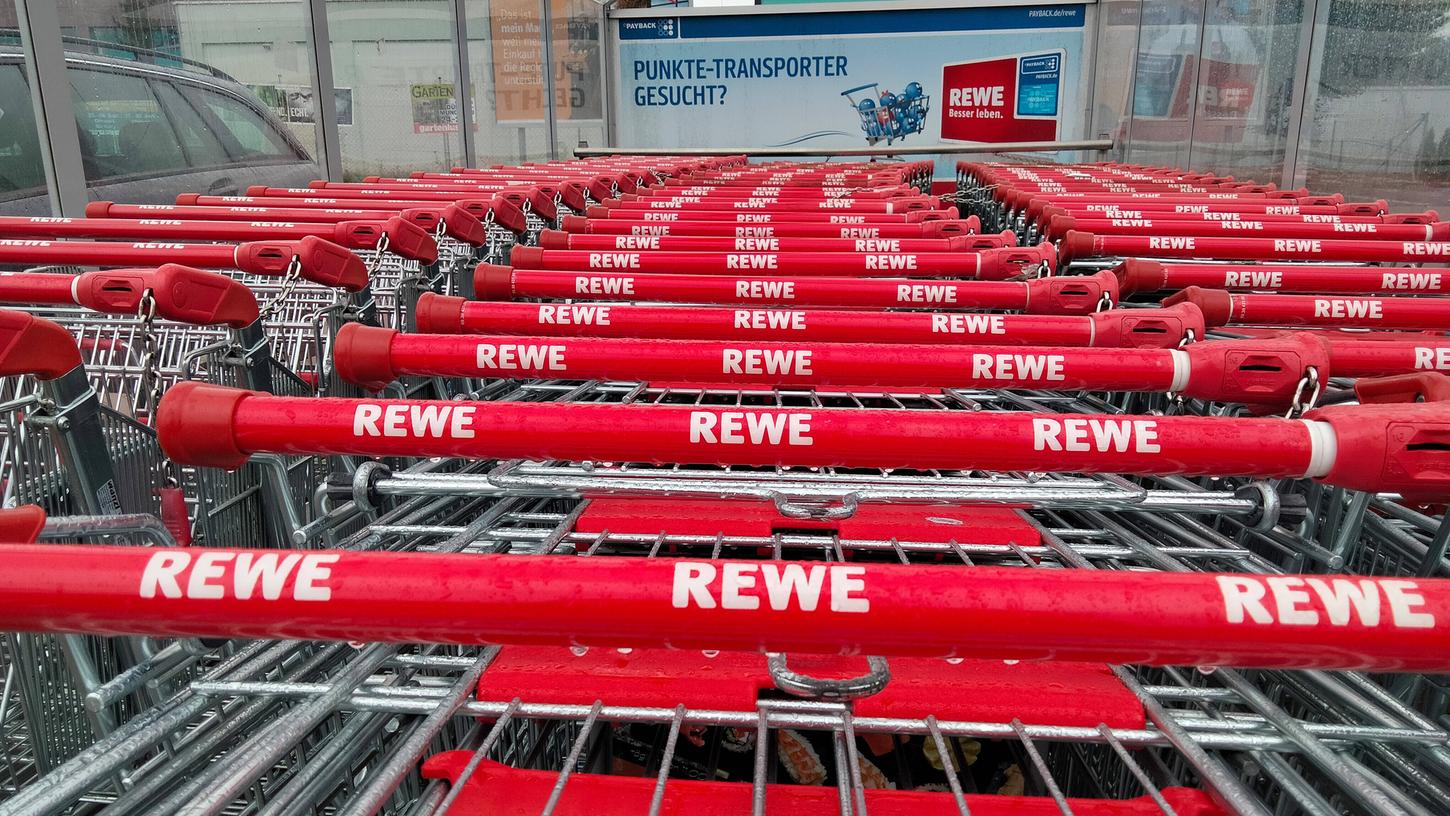 Nach den aktuellen Entscheidungen der FIFA stellt Rewe den Vertrag mit dem DFB ab sofort ruhend. Nach den aktuellen Entscheidungen der FIFA stellt Rewe den Vertrag mit dem DFB ab sofort ruhend.