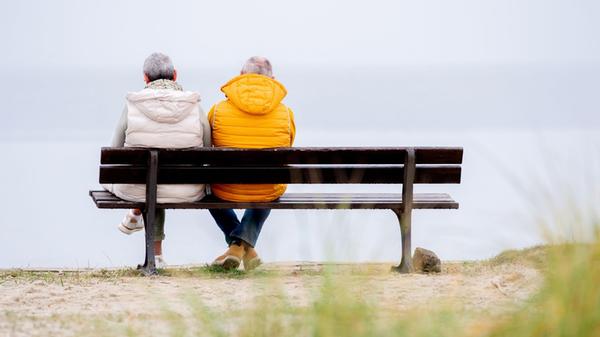 Die Hinzuverdienstgrenze entfällt ab 01. Januar 2023 bei vorgezogenen Altersrenten und Erwerbsminderungsrenten. Dadurch soll der Übergang von Erwerbsleben und Ruhestand flexibler gestaltbar sein.