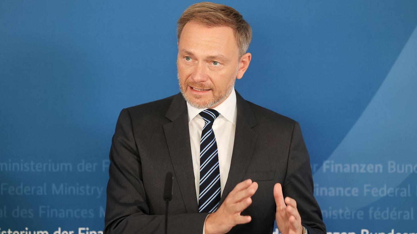 Bundesfinanzminister Christian Lindner will durch weniger Steuern die Kaufkraft der Bürgerinnen und Bürger stärken.