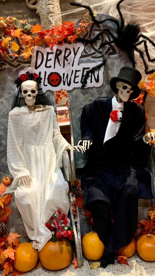 Schon lange vor den Festival-Events stimmt sich die ganze Stadt auf Halloween ein. Oft genug mit witzig-makabren Dekorationen. Die spannende Reisereportage zu dieser Bildergalerie lesen Sie unter www.nn.de/leben/reisen