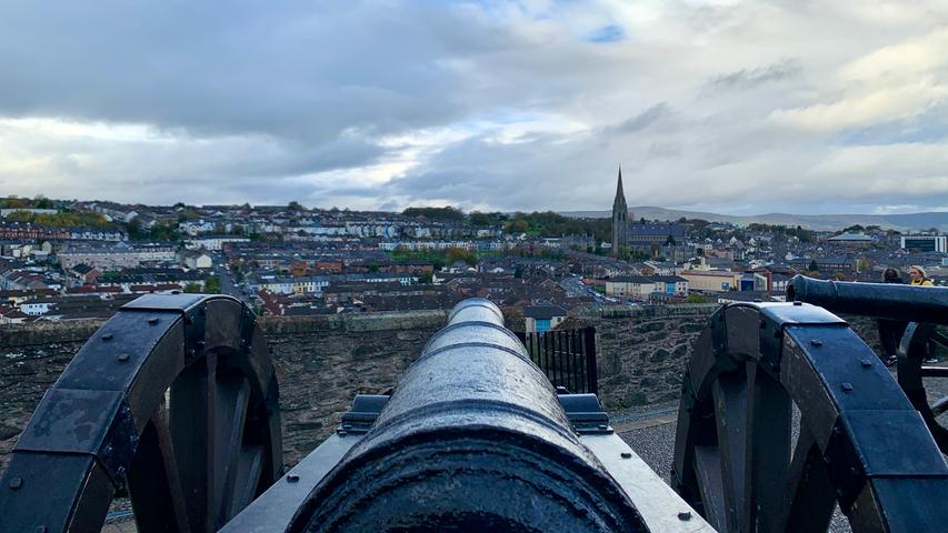 Ein Besuch von Derry-Londonderry lohnt sich nicht nur wegen des Halloween-Festivals. Die selbst ernannte "Walled City" ist beispielsweise die einzige Stadt Großbritanniens, deren trutzige Stadtmauer noch komplett erhalten ist.
