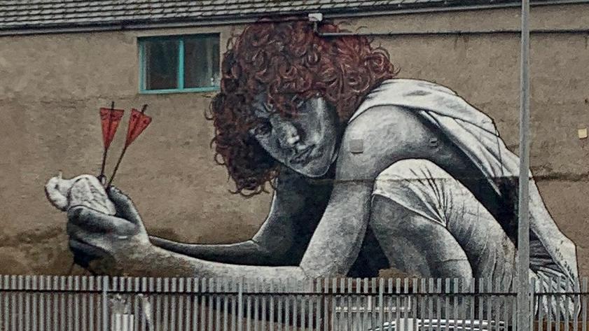 In ganz Derry und in anderen Städten, wie Belfast, nimmt die Straßenkunst viel Raum ein. Es lohnt sich, die großflächigen Gemälde, die fast immer eine politische Aussage haben, zu entdecken.