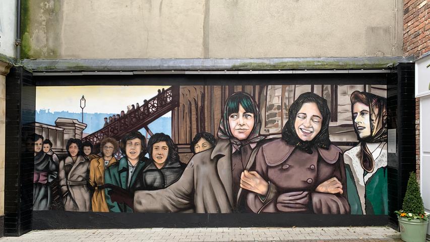 Dieses Wandbild aus der "Peoples's Gallery" erinnert an die bitteren Zeiten Derrys. Die Stadt hat ihre blutige Geschichte zwar nicht vergessen. Aber hinter sich gelassen und präsentiert sich heute lebendig, pulsierend und prosperierend. Die spannende Reisereportage zu dieser Bildergalerie lesen Sie unter www.nn.de/leben/reisen