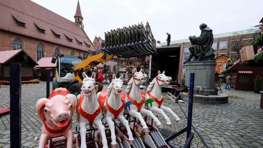 Aus dem Stall auf den Hans-Sachs-Platz: Die nostalgischen Tierfiguren des Etagenkarussells warten auf Gäste.