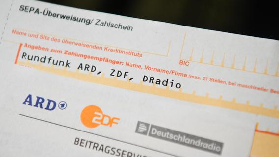 Über 18 Euro Rundfunkgebühren zahlen: 350.000 Bayern könnten sich davon bald befreien lassen