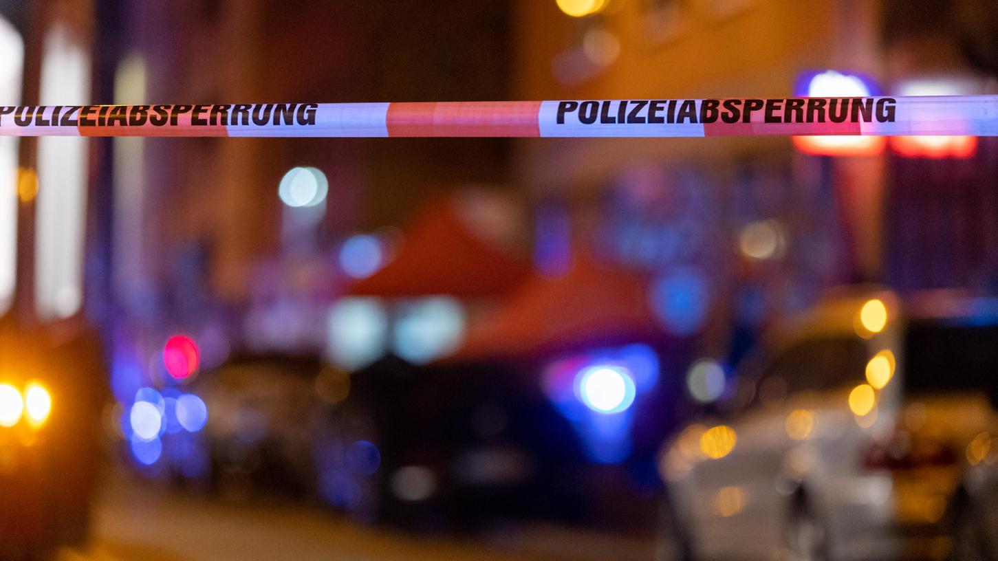 Bei Schüssen in der Nürnberger Südstadt ist am 24. Oktober ein Mann ums Leben gekommen, ein weiterer wurde schwer verletzt. Bei Schüssen in der Nürnberger Südstadt ist am 24. Oktober ein Mann ums Leben gekommen, ein weiterer wurde schwer verletzt.