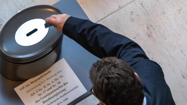 Mit dem Start des Bürgergelds erhalten Millionen Bedürftige zum 1. Januar deutlich höhere Bezüge. Der Regelgrundsatz stiege dann um rund 50 Euro auf 502 Euro für Alleinstehende. Große Teile der Reform treten erst zum 1. Juli in Kraft. Die Jobcenter sollen sich dann stärker um Arbeitslose kümmern. Die Vermittlung in dauerhafte Arbeit anstatt in Helferjobs soll besser gelingen. Die Betroffenen sollen verstärkt weiterqualifiziert werden. Die Empfängerinnen und Empfänger der Grundsicherung dürfen künftig auch mehr hinzuverdienen, etwa mit Minijobs.