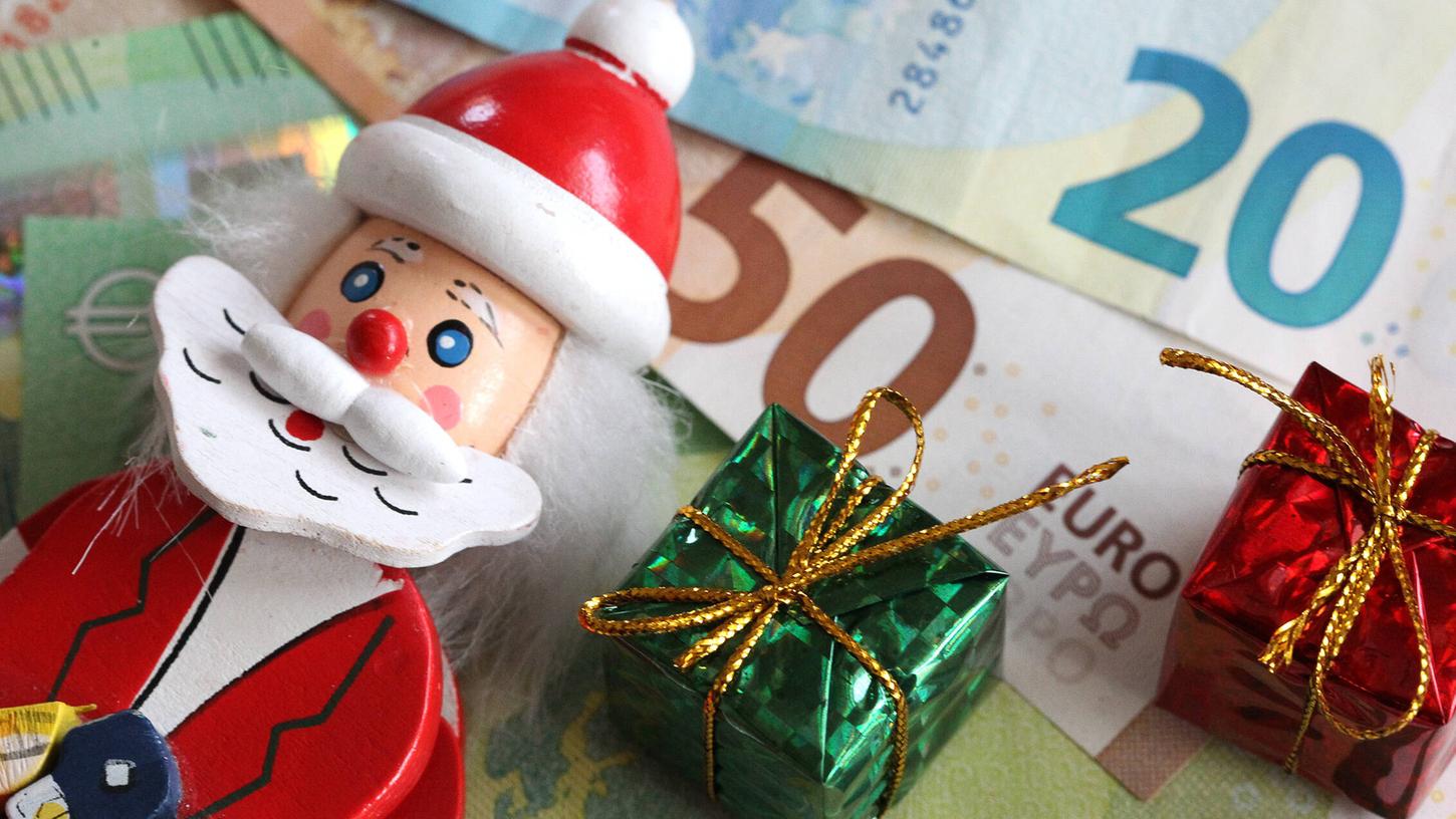 Ende des Jahres steht die Auszahlung des Weihnachtsgeldes bevor. Aber nicht alle Arbeitnehmerinnen und Arbeitnehmer kommen in den Genuss. (Symbolbild) Ende des Jahres steht die Auszahlung des Weihnachtsgeldes bevor. Aber nicht alle Arbeitnehmerinnen und Arbeitnehmer kommen in den Genuss. (Symbolbild)