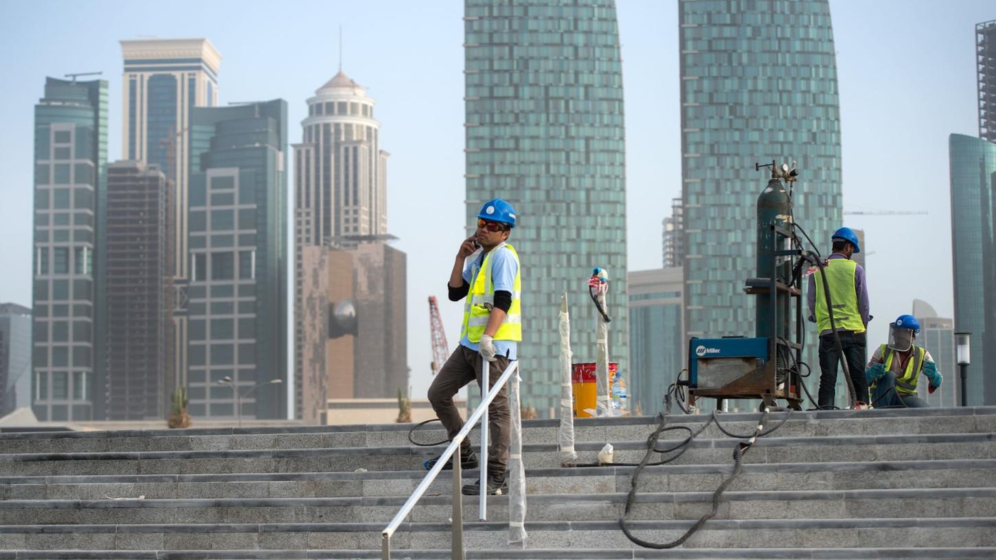 Bauarbeiter arbeiten auf einer Baustelle in Doha (Katar).