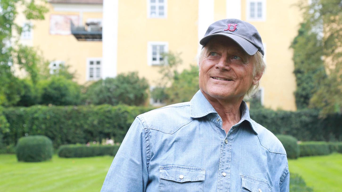 Terence Hill freut sich über einen deutschen Pass. Terence Hill freut sich über einen deutschen Pass.
