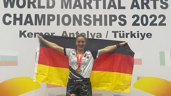 "In ihr lodert ein Feuer": Neumarkterin holt Weltmeister-Titel im Kickboxen