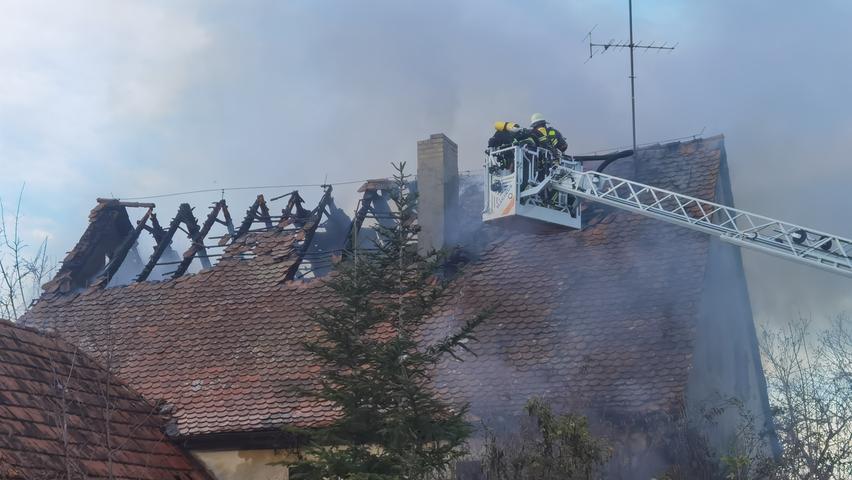Die Flammen breiteten sich schnell über den Dachstuhl aus.
