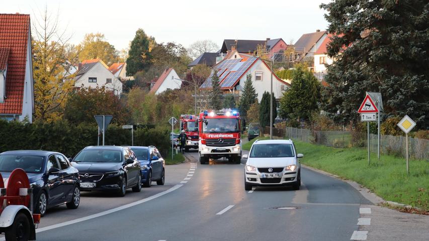 Großeinsatz im Kreis Ansbach: Dach eines Einfamilienhauses in Vollbrand