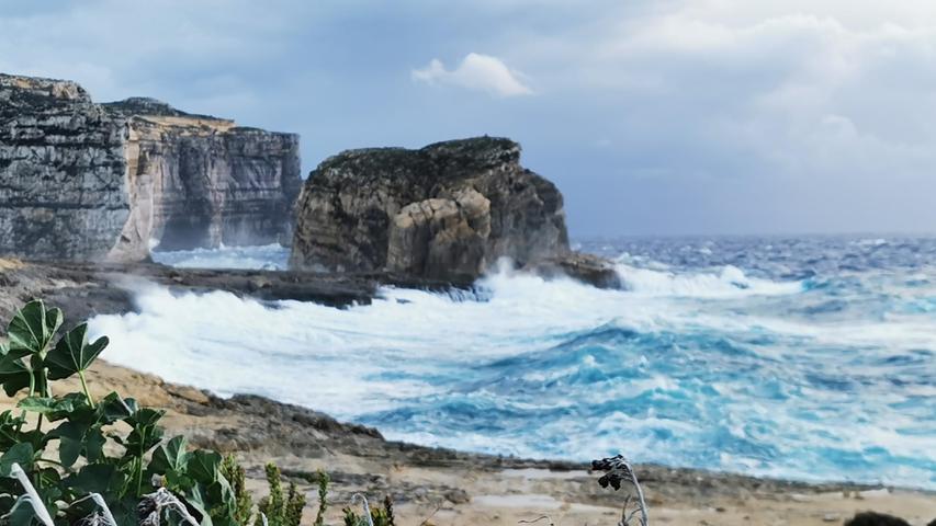 An der Nordwestküste der maltesischen Insel Gozo brechen sich die Wellen. Den spannenden Artikel zu dieser Bildergalerie lesen Sie unter nn.de/leben/reisen
