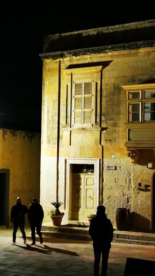 Bei Nacht beleuchtet wirken manche Plätze in der alten maltesischen Hauptstadt Mdina wie Theaterbühnen. Den spannenden Artikel zu dieser Bildergalerie lesen Sie unter nn.de/leben/reisen
