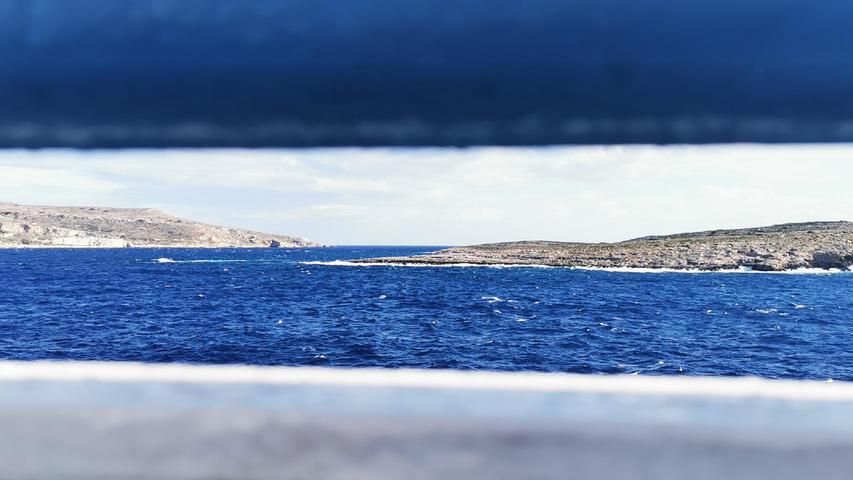 Bei der Überfahrt mit der Fähre von der Hauptinsel Malta an der Insel Comino vorbei nach Gozo. Den spannenden Artikel zu dieser Bildergalerie lesen Sie unter nn.de/leben/reisen
