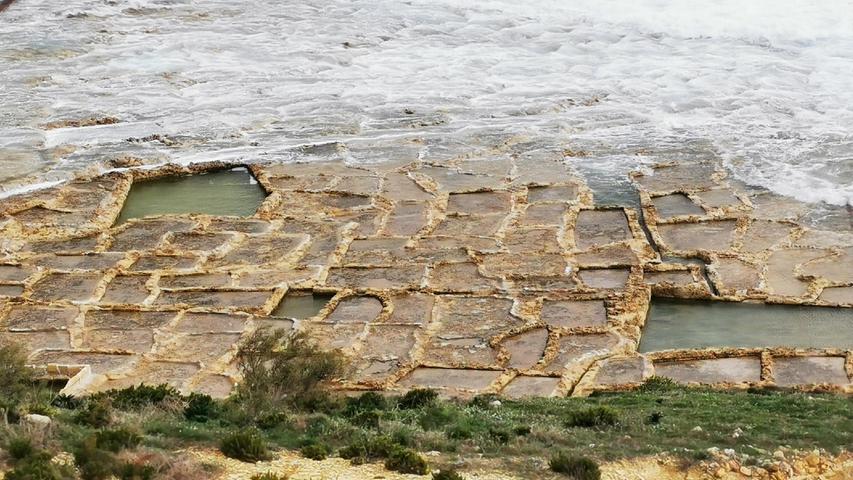 In zwölf Wasserbecken gewinnt der Familienbetrieb von Josephine Xuareb in der Saline auf der Insel Gozo Salz.