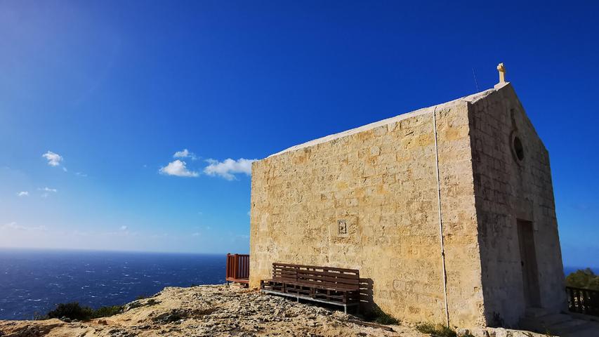 Dieses Kirchlein zeigt an der maltesischen Steilküste an den Dingli-Cliffs Kante. Den spannenden Artikel zu dieser Bildergalerie lesen Sie unter nn.de/leben/reisen
