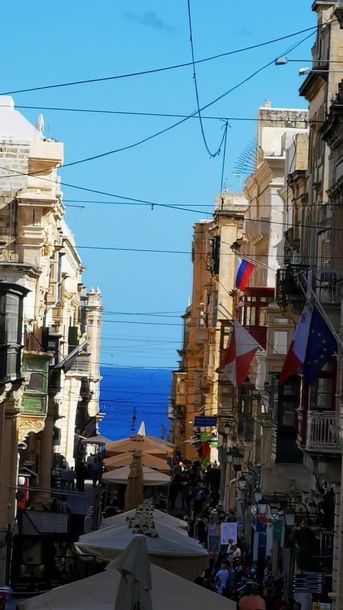 Perspektive aus den Gassen der maltesischen Hauptstadt Valletta. Den spannenden Artikel zu dieser Bildergalerie lesen Sie unter nn.de/leben/reisen
