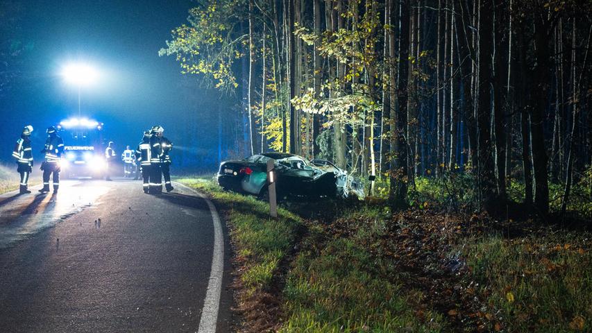 Der 18-jährige Fahrer eines Audi A6 war gegen 18:45 Uhr zwischen Appendorf und Oberhaid mit seinem Auto von der Fahrbahn der BA34 abgekommen