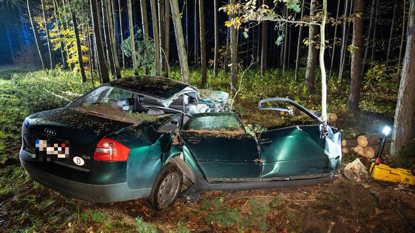 Glück im Unglück hatte ein junger Autofahrer im Landkreis Bamberg am Freitagabend (11.11.22). Bei einem Unfall ist sein Wagen in zwei Hälften gerissen worden, nachdem dieser mit einem Baum kollidiert war. Wie durch ein Wunder konnte der Mann sein völlig zerstörtes Fahrzeug noch selbstständig verlassen. Er kam verletzt in ein Krankenhaus. 
 
 Der 18-jährige Fahrer des Audi war gegen 18:45 Uhr zwischen Appendorf und Oberhaid mit seinem Auto von der Fahrbahn der BA34 abgekommen und im weiteren Verlauf mit einem Baum kollidiert. Der Aufprall war so heftig, dass das Auto längsseitig in zwei Hälften gerissen wurde. Ein Beifahrer hätte den Unfall vermutlich nicht überlebt.  Foto: NEWS5 / Merzbach Weitere Informationen... https://www.news5.de/news/news/read/25433