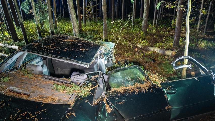 Glück im Unglück hatte ein junger Autofahrer im Landkreis Bamberg am Freitagabend (11.11.22). Bei einem Unfall ist sein Wagen in zwei Hälften gerissen worden, nachdem dieser mit einem Baum kollidiert war. Wie durch ein Wunder konnte der Mann sein völlig zerstörtes Fahrzeug noch selbstständig verlassen. Er kam verletzt in ein Krankenhaus. 
 
 Der 18-jährige Fahrer des Audi war gegen 18:45 Uhr zwischen Appendorf und Oberhaid mit seinem Auto von der Fahrbahn der BA34 abgekommen und im weiteren Verlauf mit einem Baum kollidiert. Der Aufprall war so heftig, dass das Auto längsseitig in zwei Hälften gerissen wurde. Ein Beifahrer hätte den Unfall vermutlich nicht überlebt.  Foto: NEWS5 / Merzbach Weitere Informationen... https://www.news5.de/news/news/read/25433