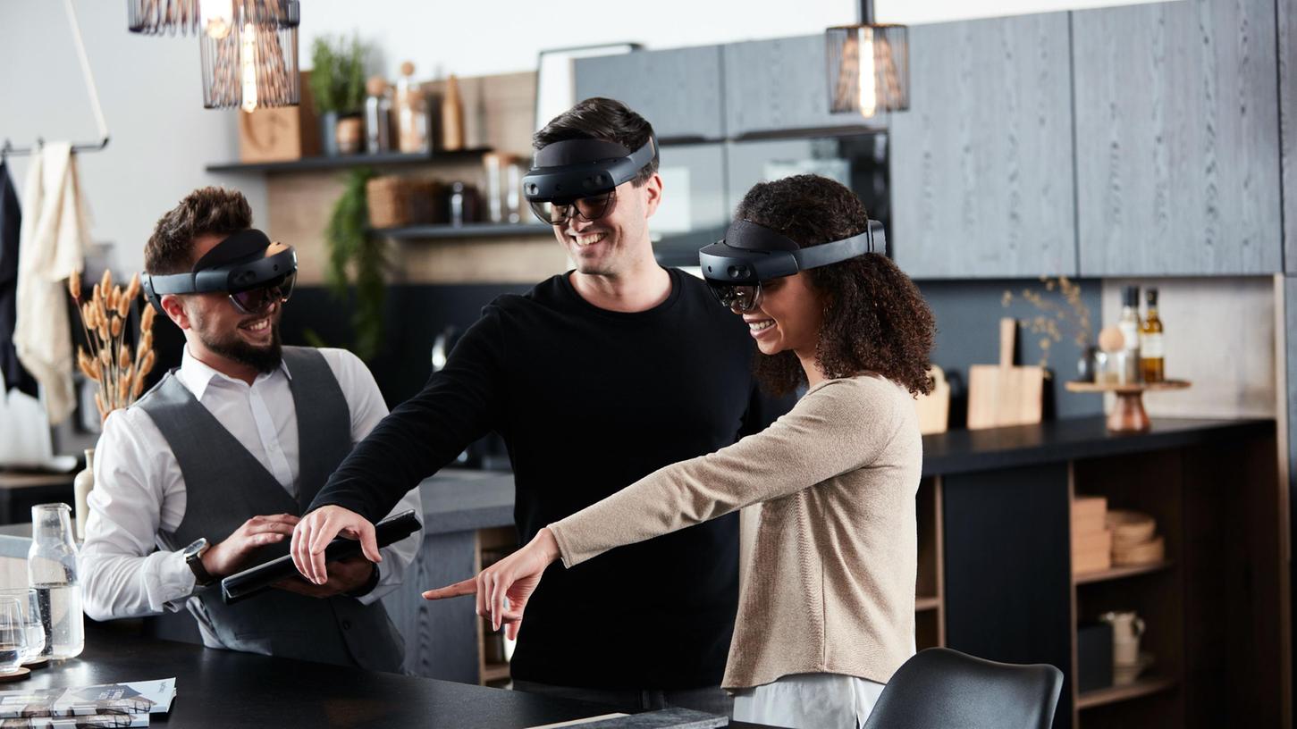 Auch Küchen Quelle unterstützt die Aktion "Freude für alle". Hier zeigen Mitarbeiter, wie Kundinnen und Kunden mit Mixed-Reality-Brille ihre künftige Küche schon als Hologramm in 3D wahrnehmen können - projiziert auf die reale Umgebung.