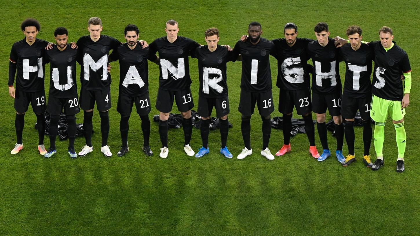 Die Spieler der deutschen Nationalmannschaft stehen zusammen und bilden den Schriftzug "Human-Rights".