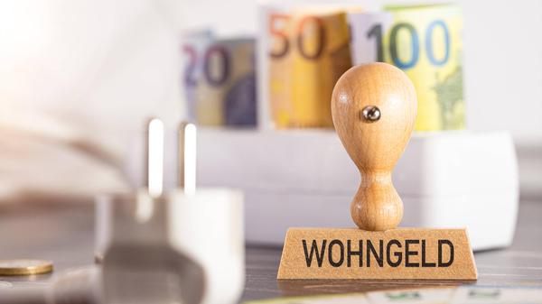 Im neuen Jahr gibt es mehr Wohngeld-Berechtigte durch das "Wohngeld Plus". Die Zahl der Empfänger und Empfängerinnen steigt dann von rund 600.000 auf 1,4 Millionen. Wohngeld können Haushalte beantragen, die zwar keine Sozialleistungen beziehen, trotzdem aber wenig Geld haben. Die Änderung ist damit die größte Wohngeldreform in der Geschichte Deutschlands. Gleichzeitig findet eine spürbare Erhöhung des Betrags statt: Von 180 Euro verdoppelt sich der Betrag bei manchen auf bis zu 370 Euro. Dadurch sollen einkommensschwache Mieterinnen und Mieter entlastet werden. Kommunen und Länder rechnen allerdings mit monatelangen Verzögerungen bei der Auszahlung.