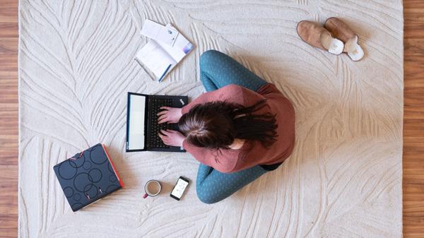 Die bereits eingeführte Homeoffice-Pauschale wird weitergeführt und verbessert: Für jeden Arbeitstag im Homeoffice können weiterhin fünf Euro geltend gemacht werden. Damit steigt der Gesamtbetrag von 600 Euro auf maximal 1.000 Euro. Pro Jahr lassen sich ab 2023 ganze 80 Tage mehr absetzen als bisher. Auch ohne Arbeitszimmer können dann 200 Homeoffice Tage steuerlich angegeben werden.