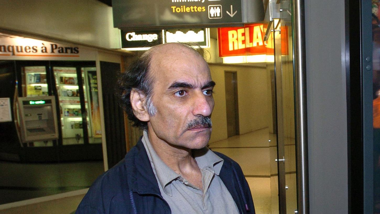 Mehran Karimi Nasseri im August 2004 im Terminal 1 des Pariser Flughafens Charles De Gaulle. Mehran Karimi Nasseri im August 2004 im Terminal 1 des Pariser Flughafens Charles De Gaulle.