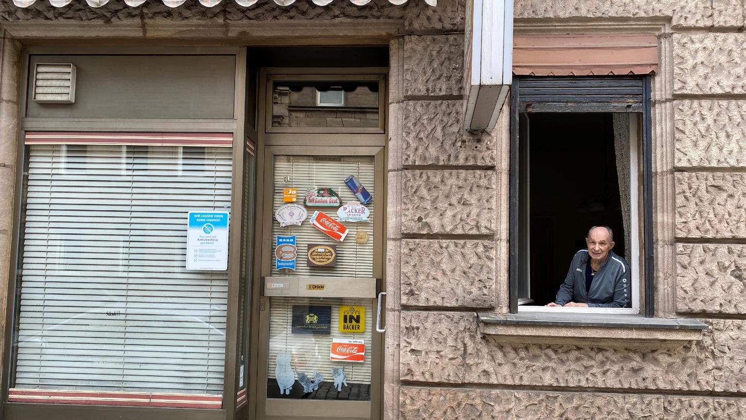 Fürths ältester bislang aktiver Bäckermeister Helmut Göllner (82) backt nicht mehr. Hier wirft er einen Blick aus der Stube neben seinem Laden, das Geschäft ist geschlossen, die stadtbekannten Göllner-Semmeln gibt´s nicht mehr.