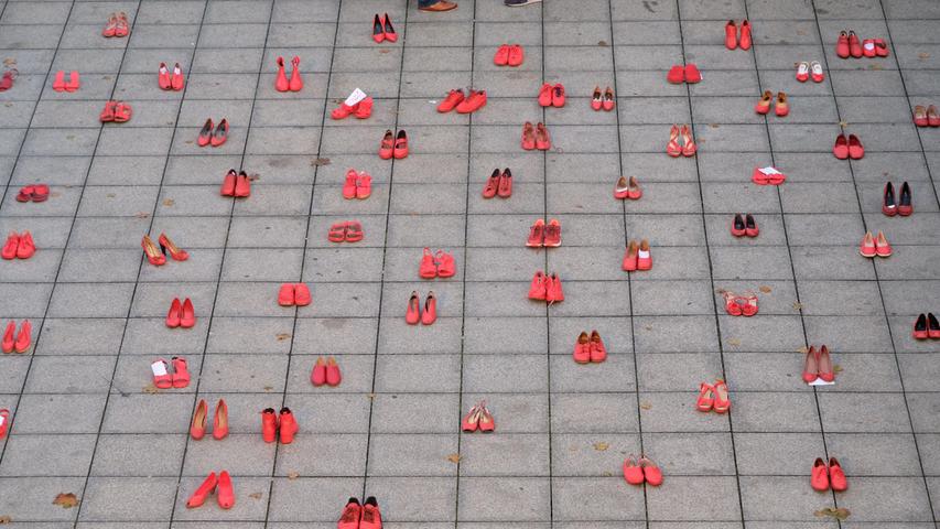 Die mexikanische Künstlerin Elina Chauvet will mit jedem Paar Schuhe an eine Frau erinnern, die wegen ihres Geschlechts ermordet wurde. "Zapatos rojos" fand einen Tag vor der Premiere von "Talestri" im Opernhaus statt - hier ist die Kritik.