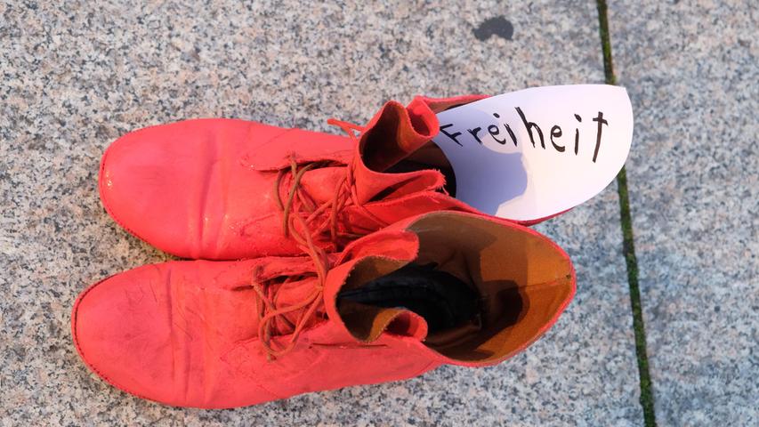 Hinter jedem Femizid steht ein anderes Schicksal. Manches Paar Schuhe wurde mit einer Botschaft versehen. "Zapatos rojos" fand einen Tag vor der Premiere von "Talestri" im Opernhaus statt - hier ist die Kritik.